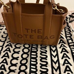 excellent condition 
COGNAC/ BROWN SMALL MARC JACOBS TOTE